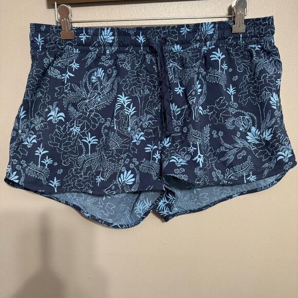 Patagonia blue printed short size large 2” inseam - Picture 1 of 7